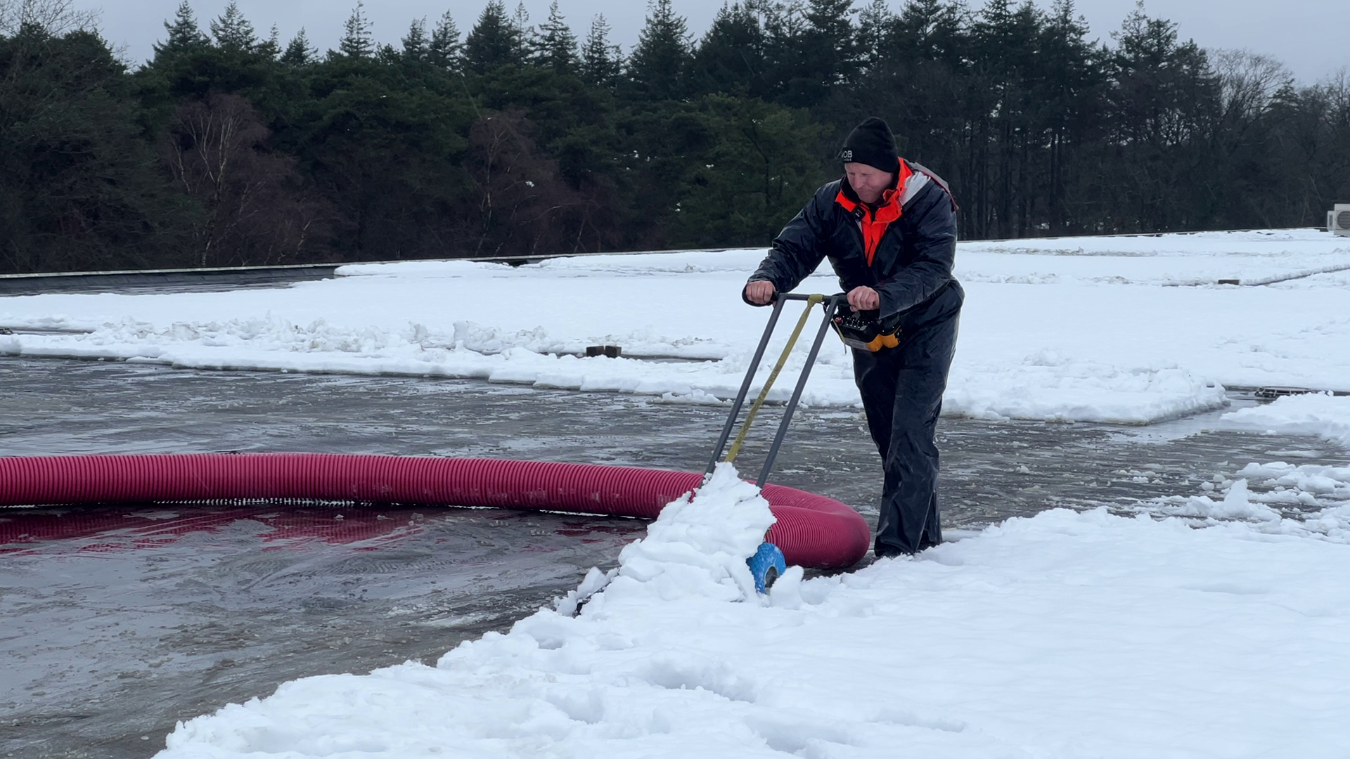 Woudenbergs bedrijf zuigt daken in Nederland sneeuwvrij: 'Topdrukte'