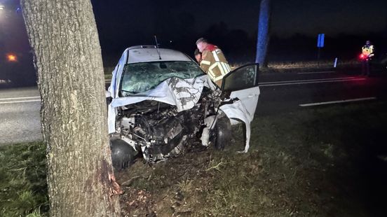 Automobilist gewond na botsing met boom N280. Automobilist gewond na botsing met boom N280.