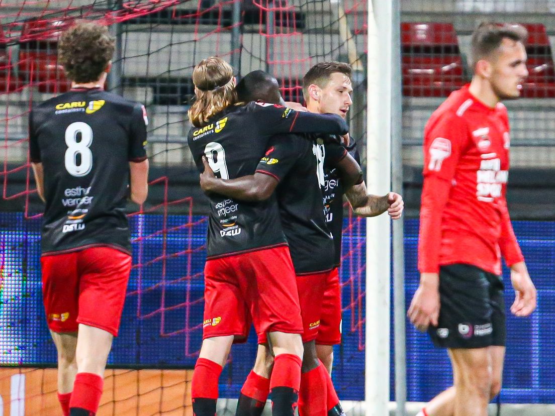 Excelsior juicht na een doelpunt tegen Helmond Sport.