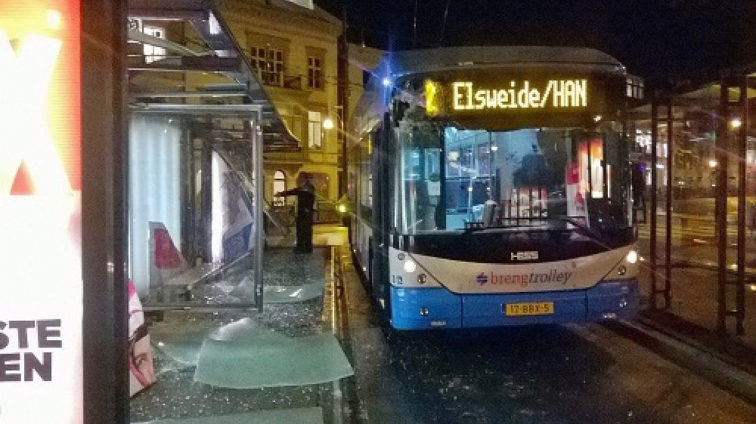 Lijnbus ramt bushalte in Arnhem