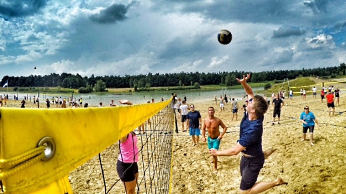 Volleyballers op het strand van de Baggelhuizerplas in Assen (Rechten: archief RTV Drenthe)