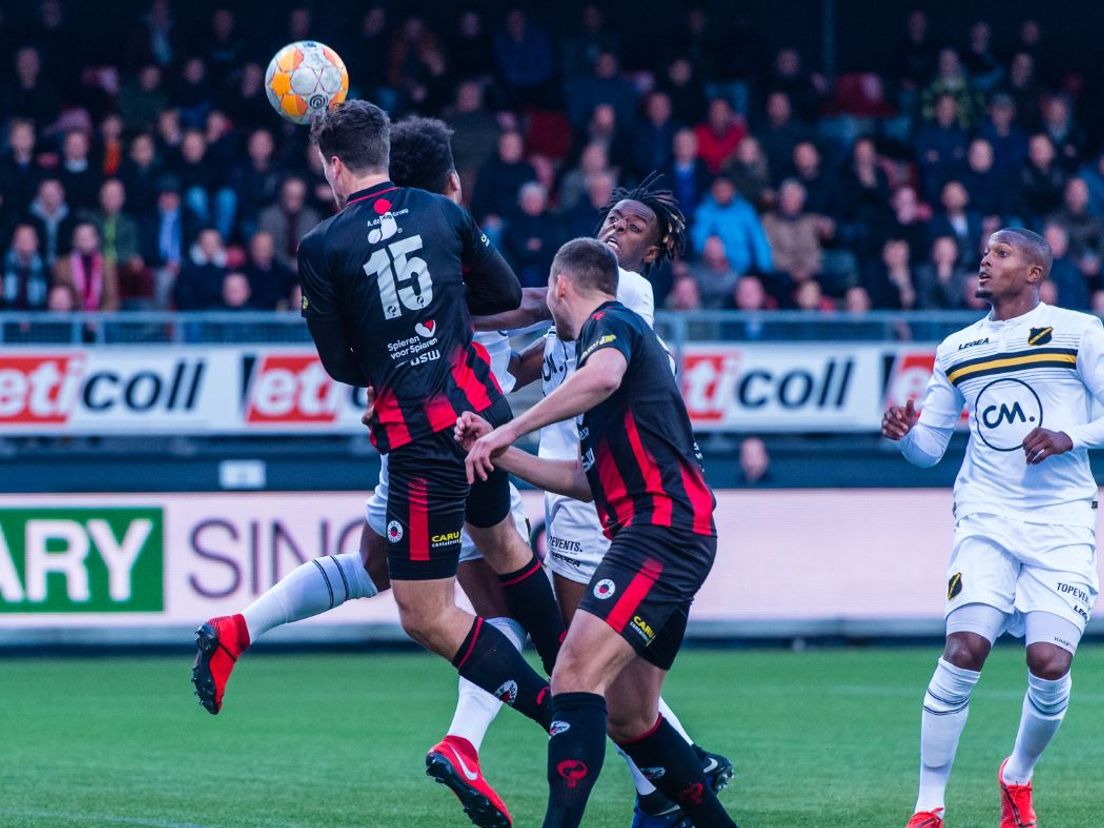 Jurgen Mattheij kopt weg, voordat NAC gevaarlijk kan worden. (VK Sportphoto - Yannick Verhoeven)