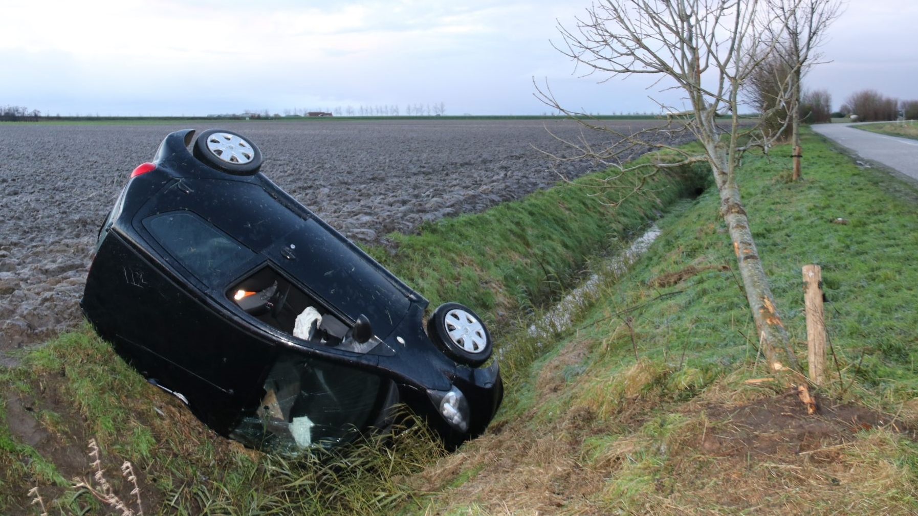 Auto Rijdt Tegen Boom En Belandt In Sloot Bij Poortvliet - Omroep Zeeland