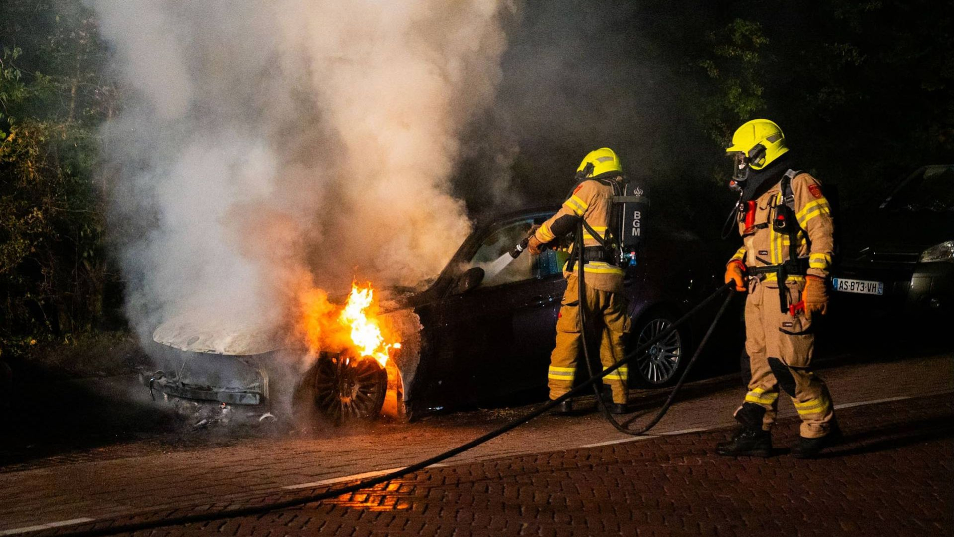 Brand vernielt auto's • auto op de kop in de sloot
