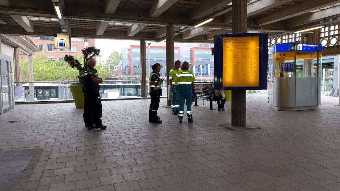 Politie en ambulancepersoneel op het station