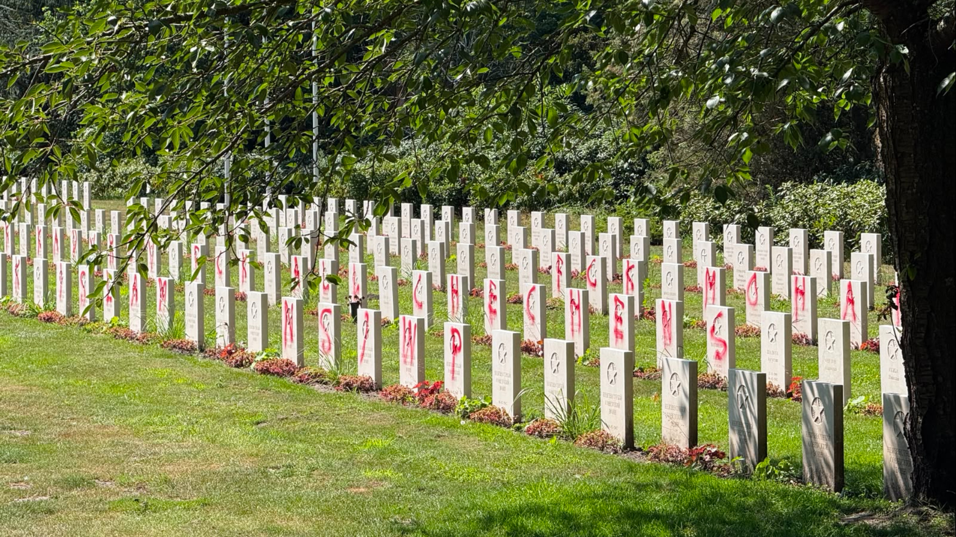 144 bekladde graven Sovjet Ereveld zijn weer schoon