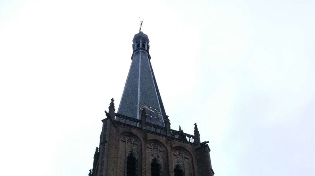 Een bliksemschicht trof zondagmorgen de Martinikerk op de Markt in Doesburg. De kerkdienst die op dat moment aan de gang was moest worden stilgelegd en de mensen moesten de kerk verlaten.