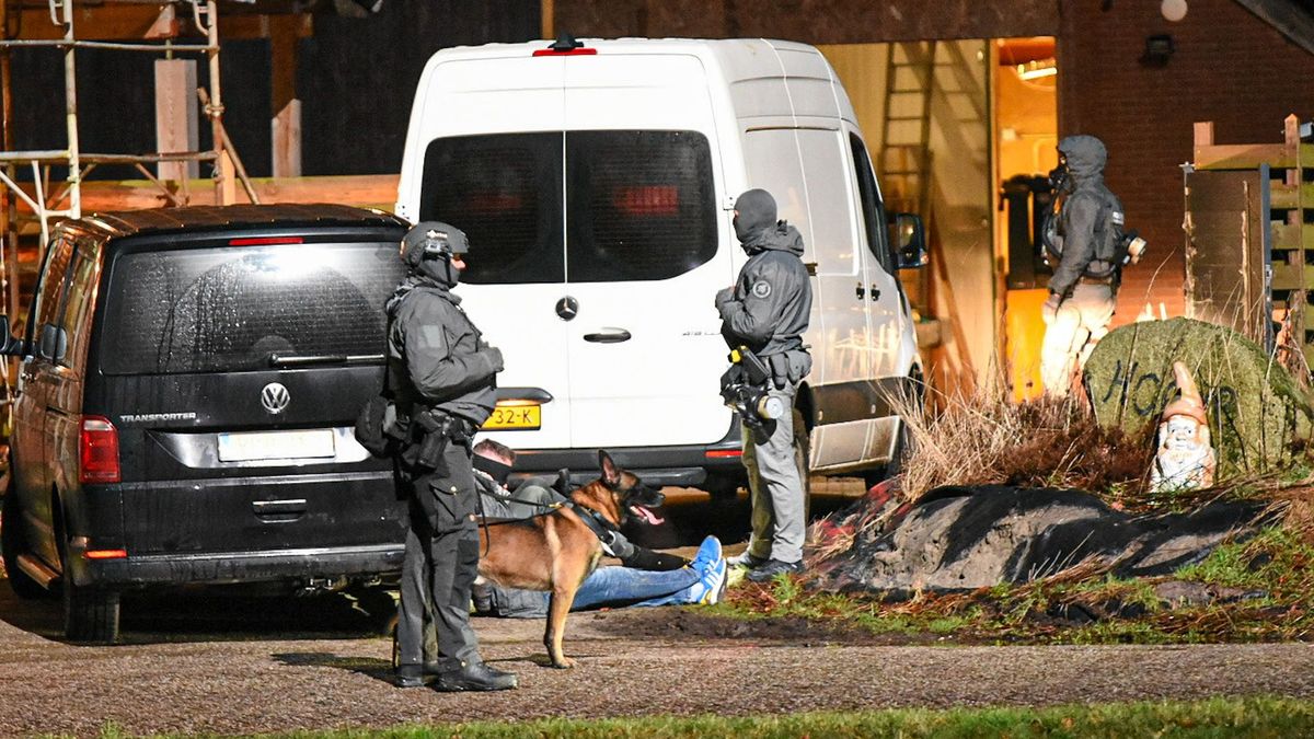 Vijf aanhoudingen na inval bij drugslab in boerderij Stieltjeskanaal