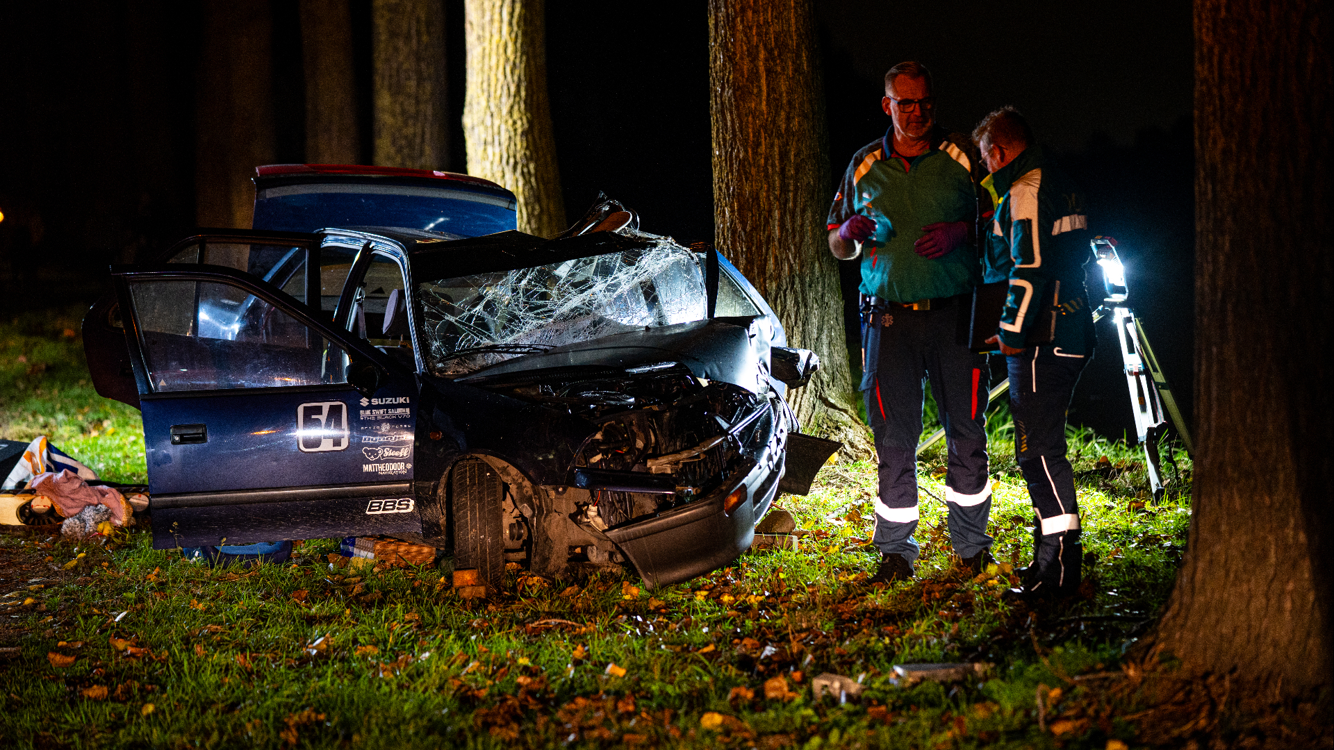 Op beelden is te zien dat de auto helemaal in de kreukels ligt.