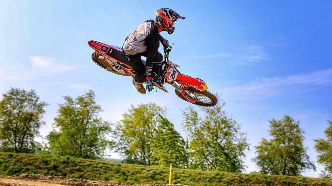 Roy Gijsel gaat spectaculair over een jump