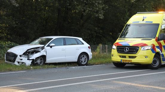 Vrachtwagenwiel belandt op auto • Kop-staartbotsing. Vrachtwagenwiel belandt op auto • Kop-staartbotsing.