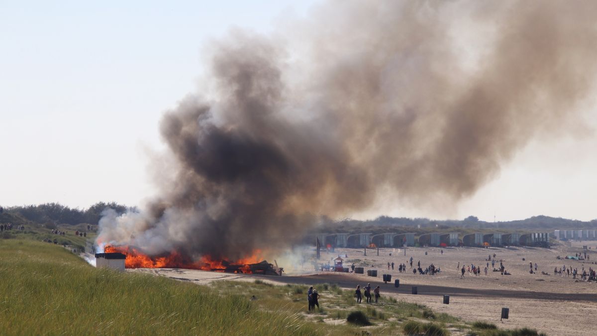 Strandpaviljoen Puur in Groede gaat in vlammen op