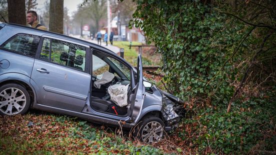 Ernstig ongeval, auto eindigt in greppel