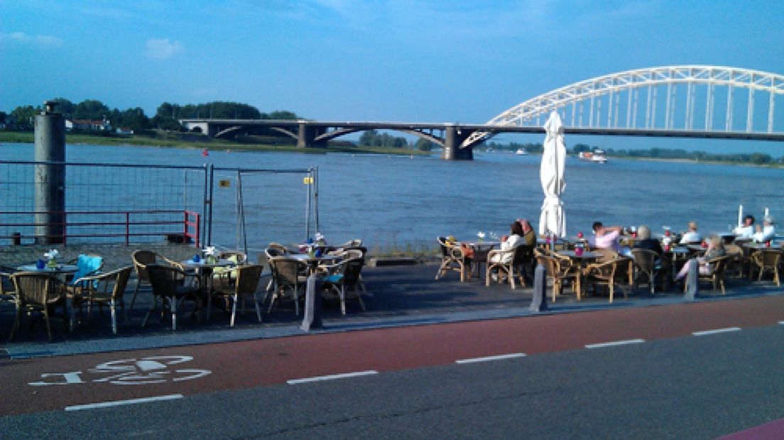 De Waalkade in Nijmegen, die onlangs voor 11 miljoen euro werd aangepakt, loopt het risico te verzakken bij een volledige overstroming.