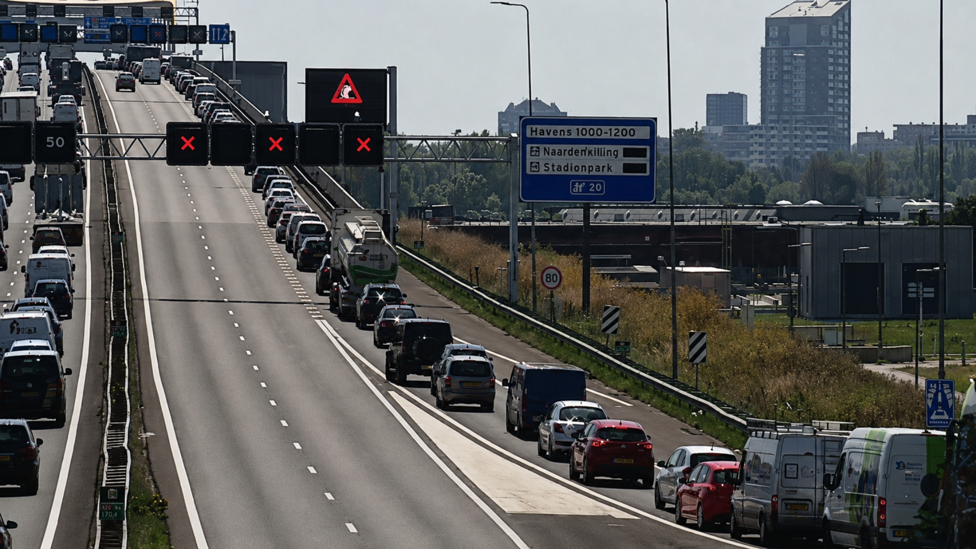 Drie rijstroken zijn dicht op de parallelbaan van de A16 ter hoogte van de Van Brienenoordbrug.