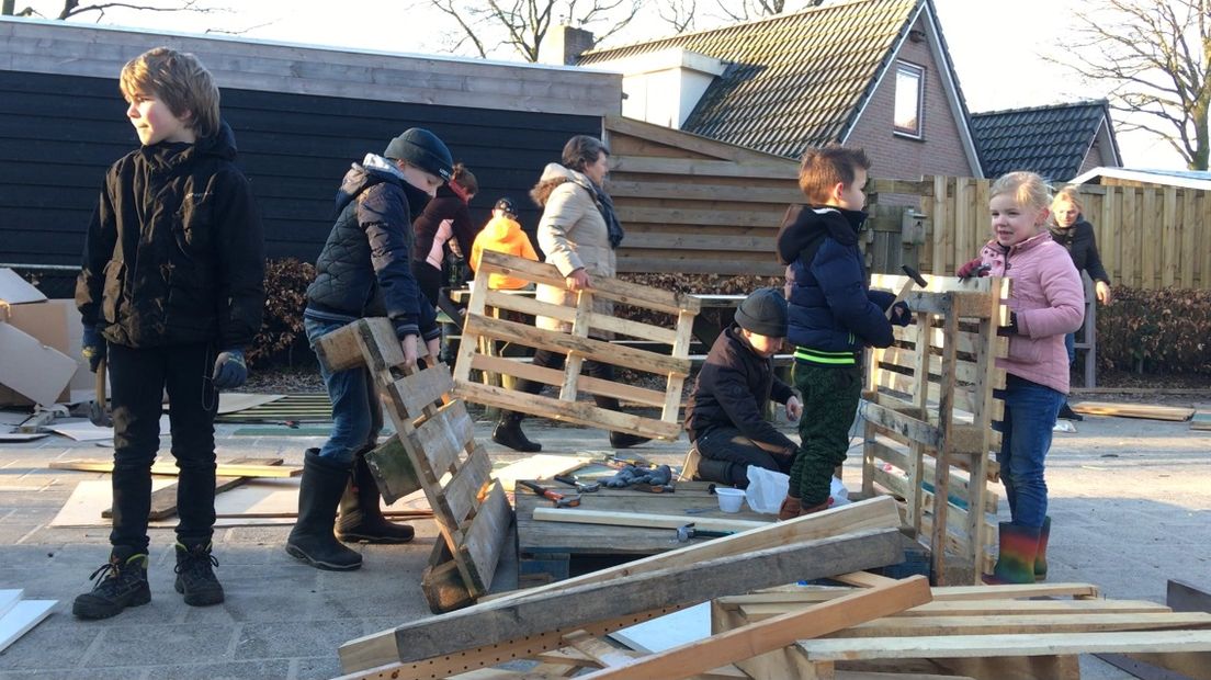 Leerlingen bouwen een hut  (Rechten: Frits Emmelkamp/RTV Drenthe)
