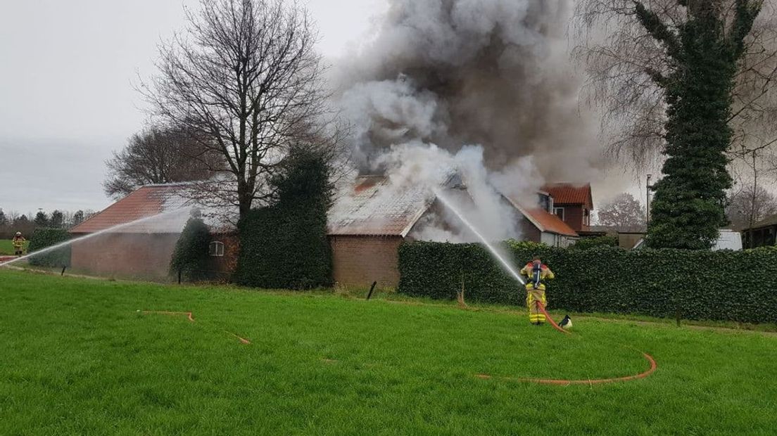 De brand veroorzaakt veel rook.