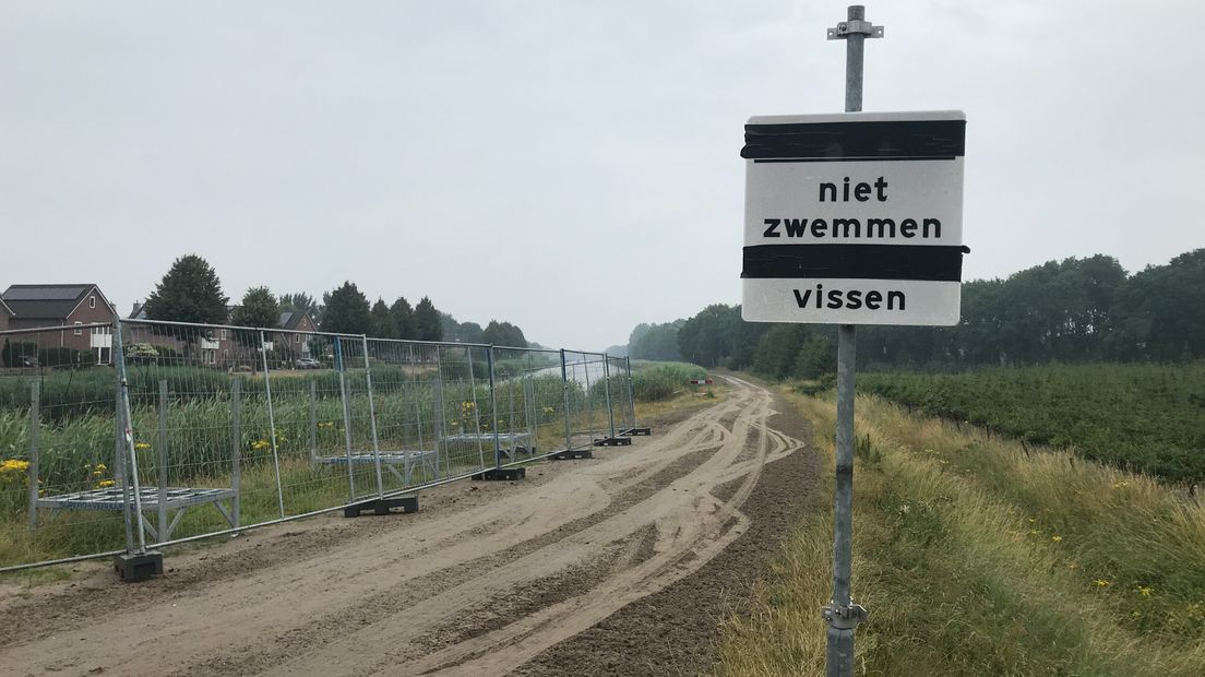 Een waarschuwingsbord bij het Havenkanaal van Assen, na de vondst van 15 dode watervogels (Rechten: Margriet Benak / RTV Drenthe)