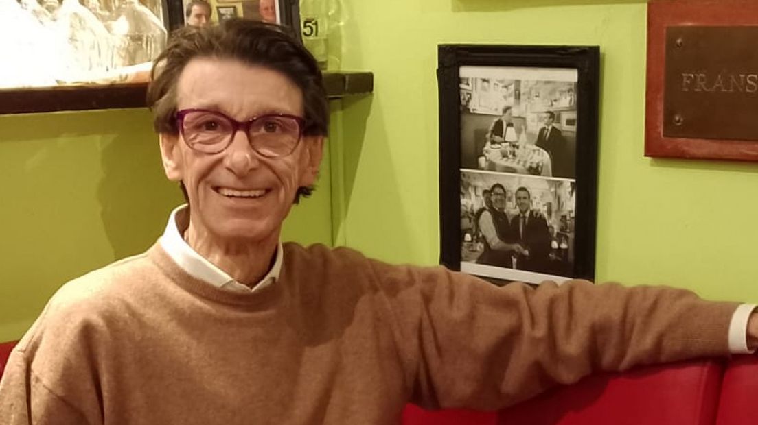 Marc Cruellas in zijn restaurant, op het rode bankje waar al vele prominenten een vorkje prikten