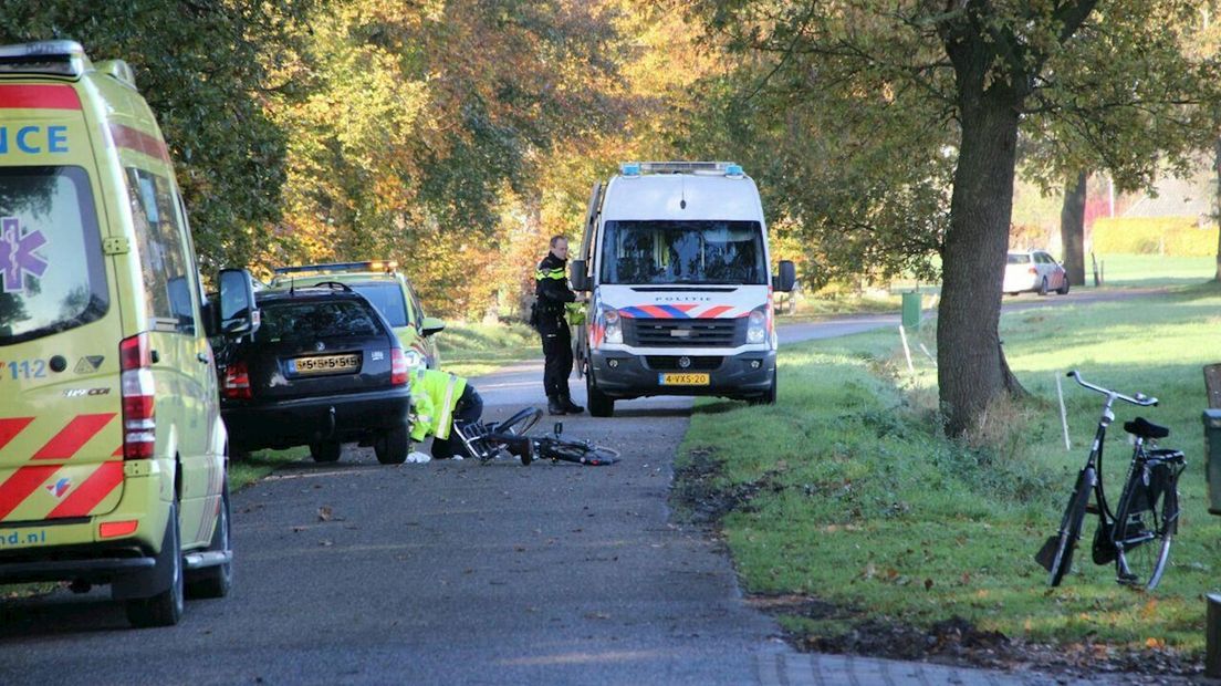 Jongen (8) raakt bekneld onder auto in Wijhe en is met traumahelikopter naar ziekenhuis gebracht