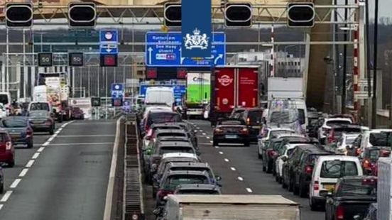 Snelweg dicht na ongeluk met motorrijder.
