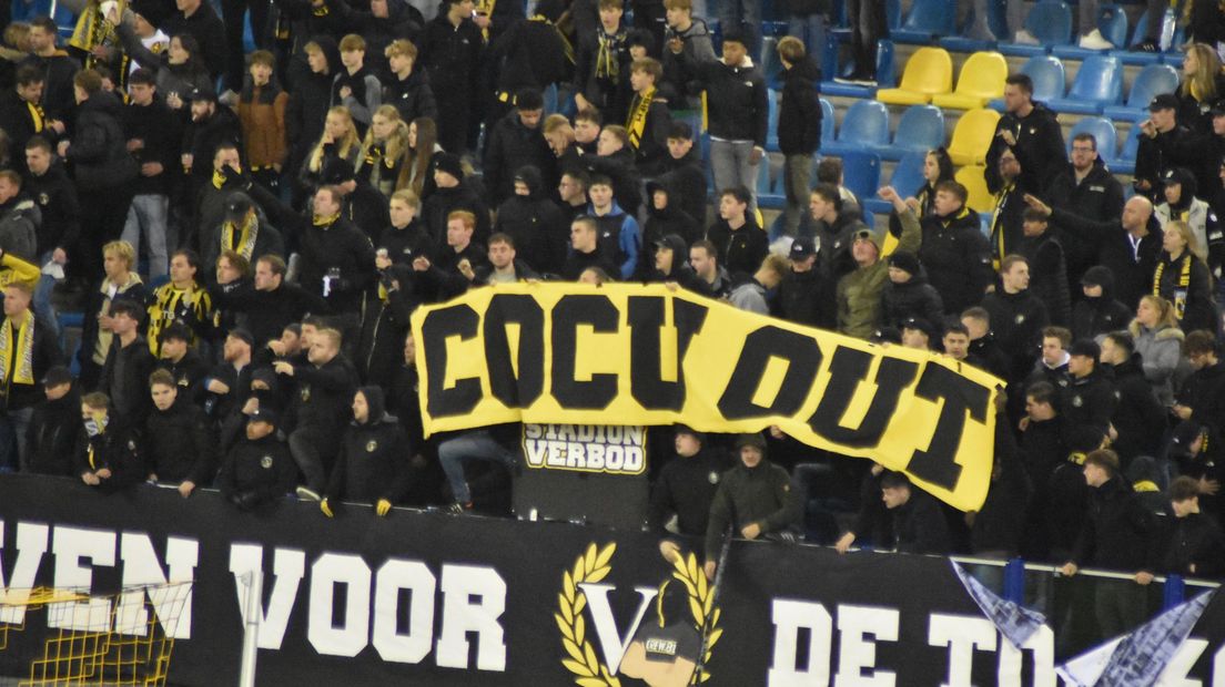 Een spandoek tegen trainer Phillip Cocu