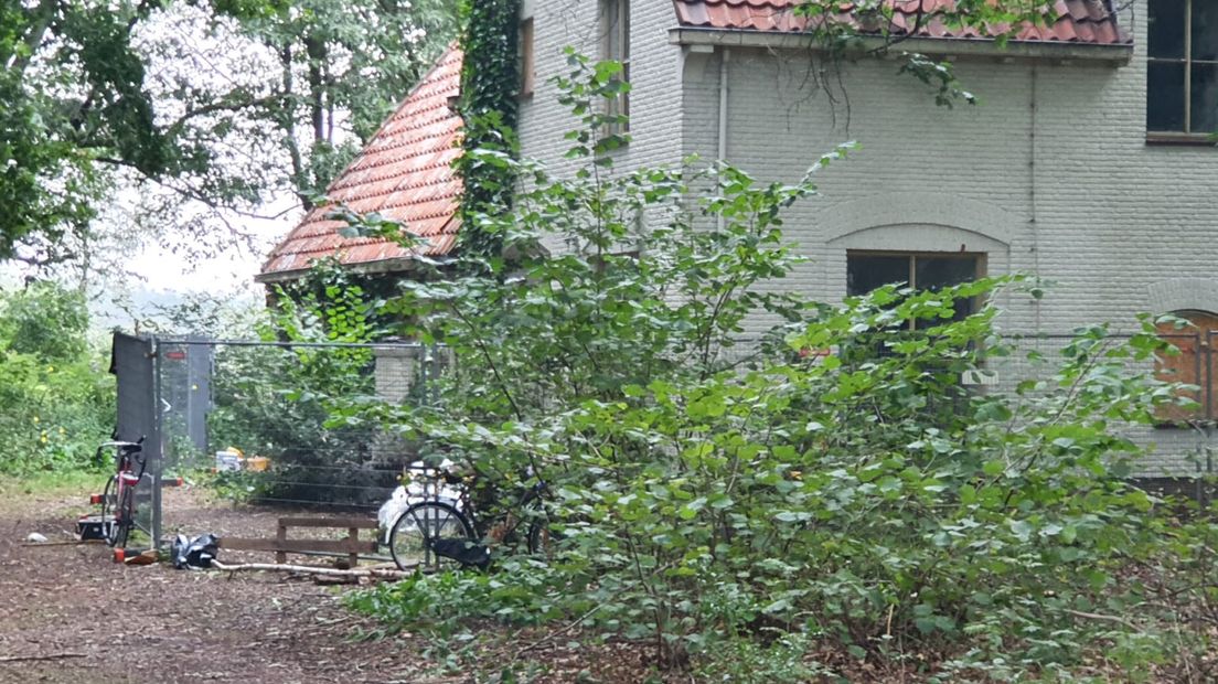 Langs de woning staan fietsen
