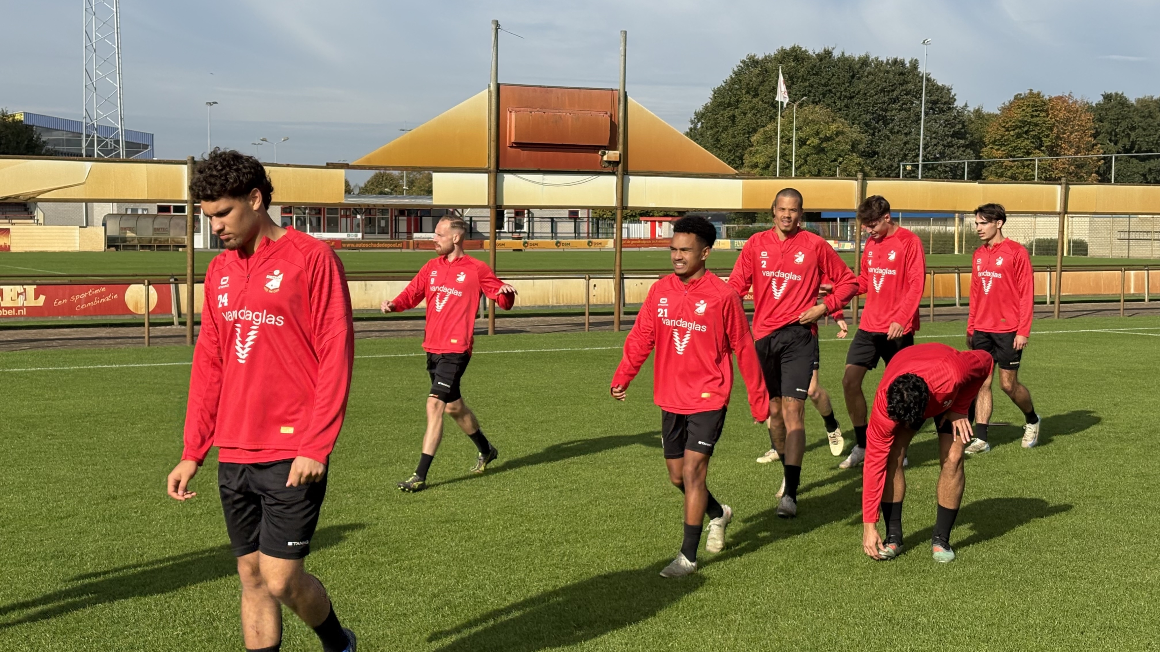 Ontslagbrieven FC Emmen de deur uit, club onderhandelt met zestal over nieuw contract