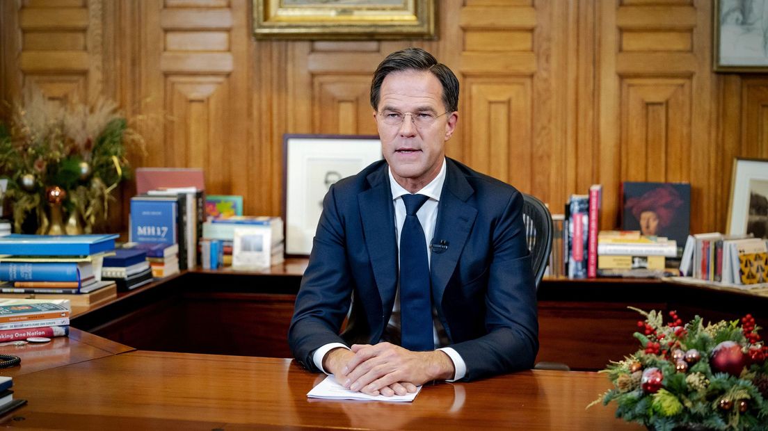 Premier Rutte spreekt de nederlandse bevolking toe.