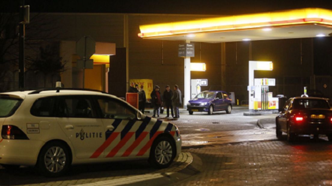 Twee nog onbekende mannen hebben dinsdagavond een Shell-tankstation aan de Grotebrugse Grintweg in Tiel overvallen.De daders sloegen rond kwart voor 7 toe.