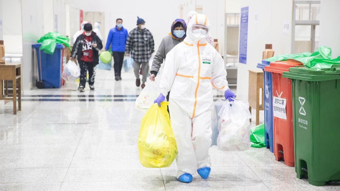 Medewerkers van een Chinees ziekenhuis beschermd tegen het coronavirus
