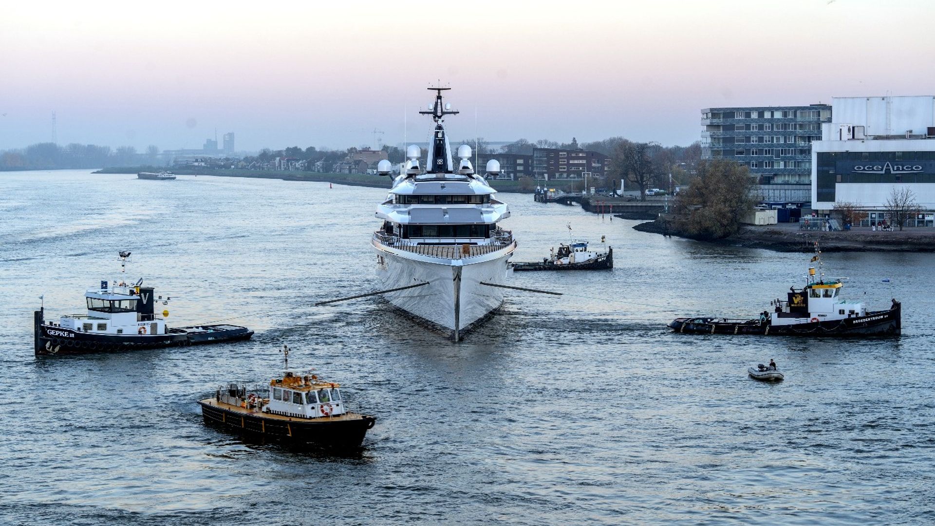 Y718 'Bravo Eugenia' te water gelaten