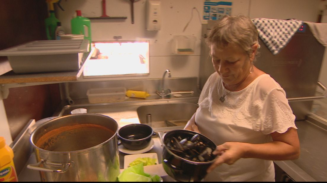 Jeannette Schouten uit Goes werkt met plezier in het strandpaviljoen