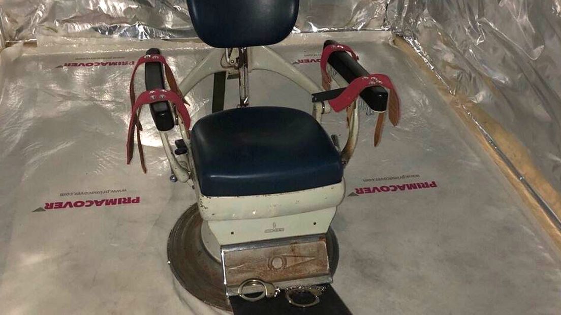 Een tandartsstoel die in de martelcontainer stond