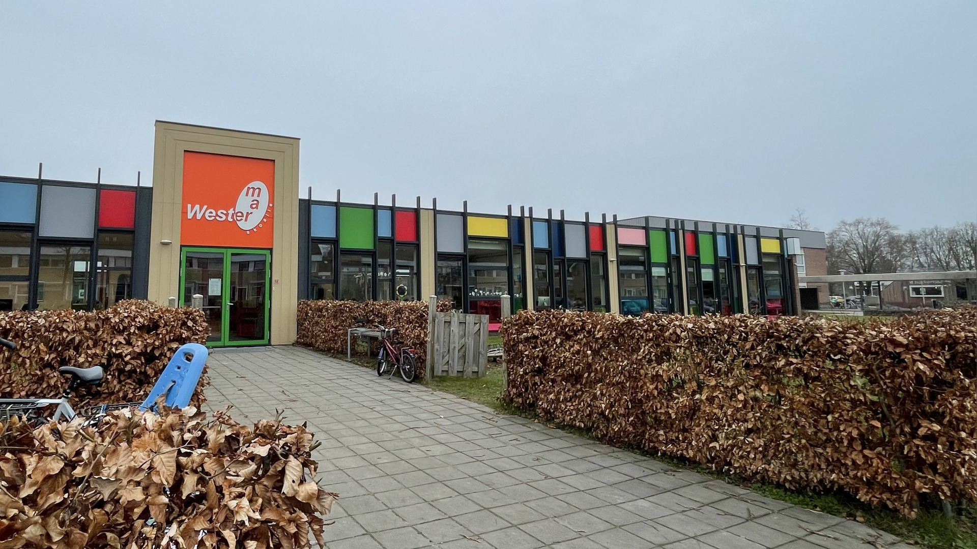 Een van de scholen onder Ambion