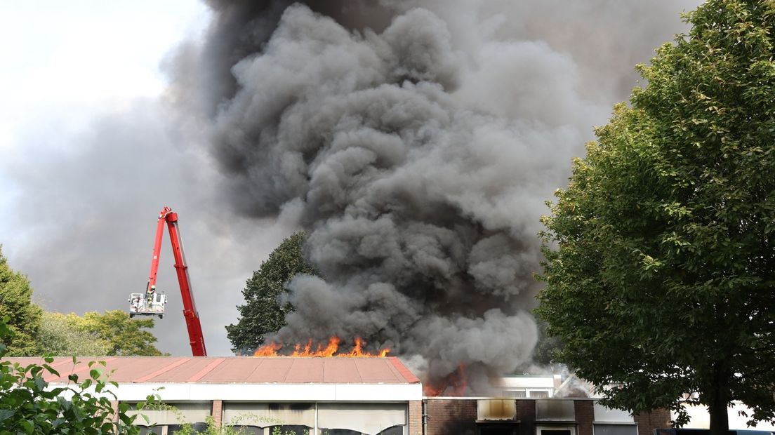 Brand in leegstaande basisschool onder controle