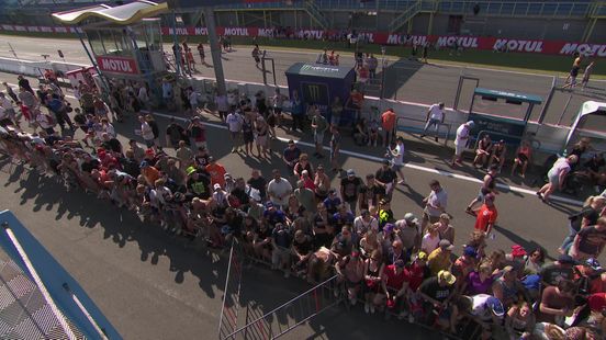 Handtekeningen en selfies met de coureurs: Pitwalk op het TT Circuit is een groot succes