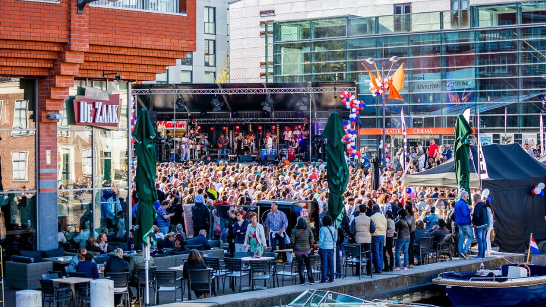 Het bevrijdingsfestival op het Rijnplein in Alphen aan den Rijn