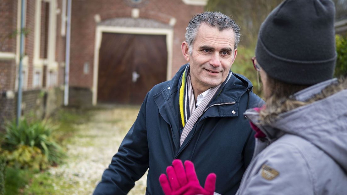 Tom van der Lee tijdens een werkbezoek aan het bevingsgebied