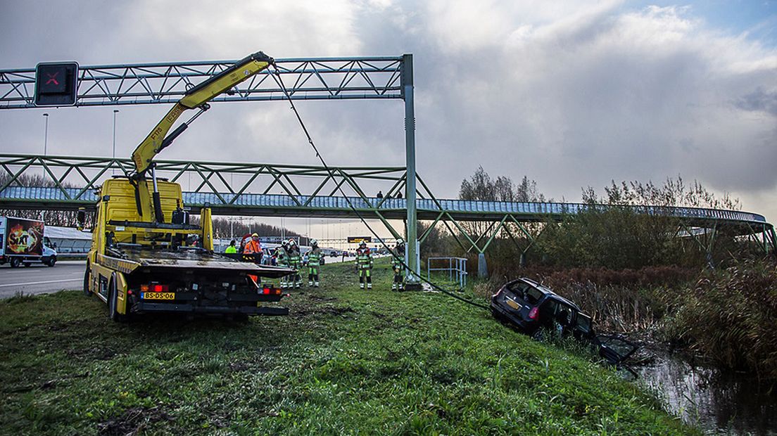 De auto werd uit de sloot getakeld.