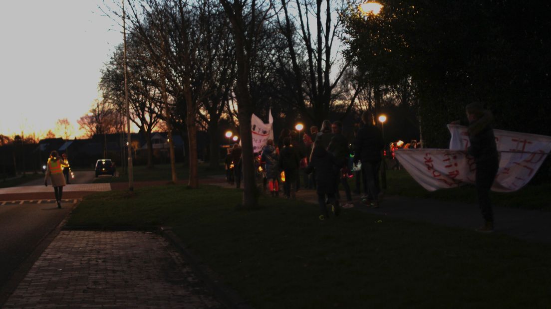 Met veel lichtjes en spandoeken liepen de Eeldenaren door het dorp (Rechten: RTV Drenthe/Robbert Oosting)