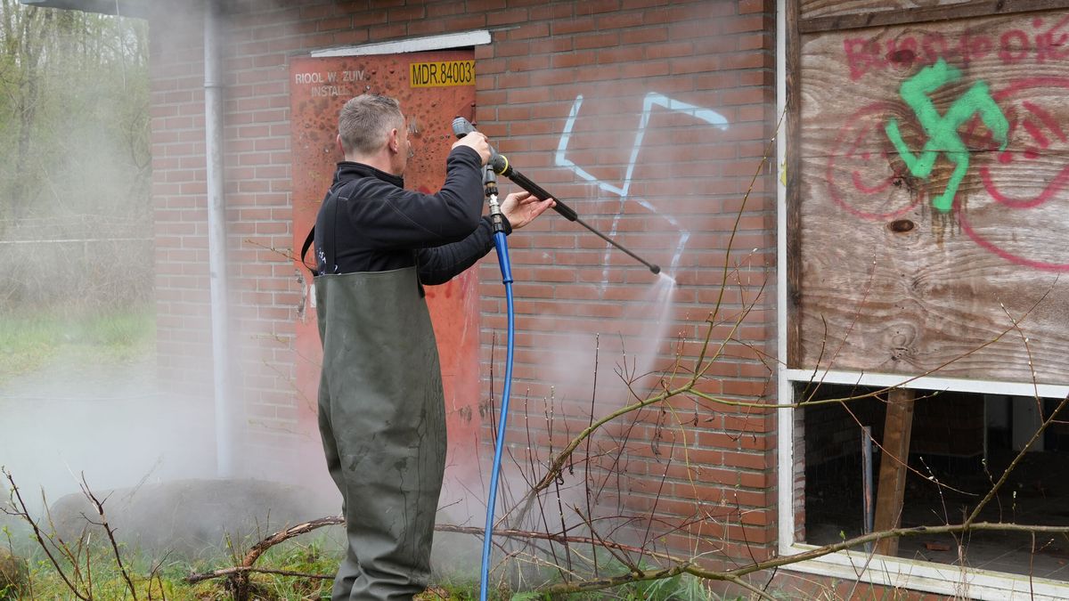 Gemeente begonnen met verwijderen hakenkruisen en nazi-leuzen in Westerbork