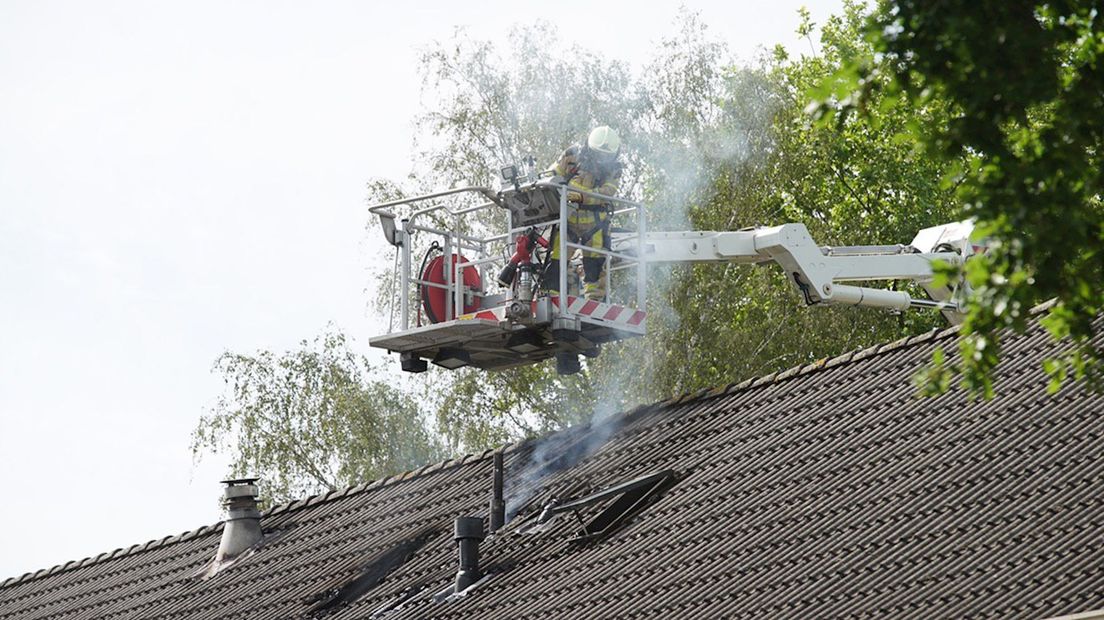 Brandweer zet hoogwerker in