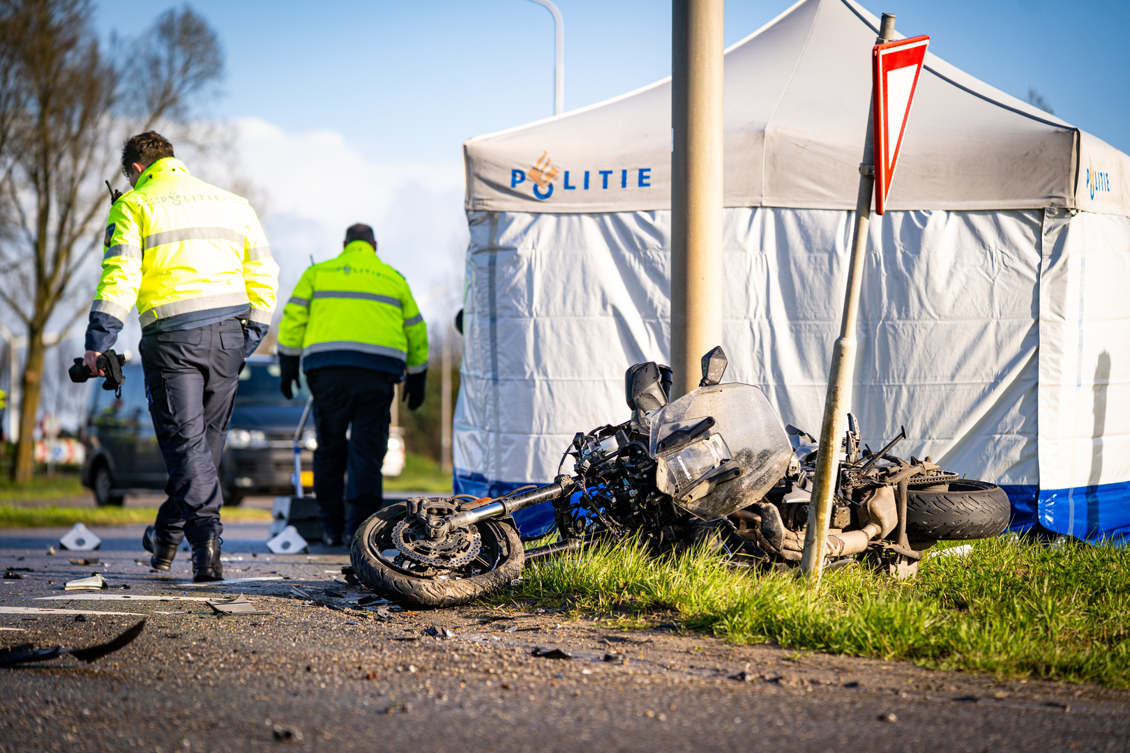 De motorrijder heeft de aanrijding op de Provincialeweg niet overleefd.