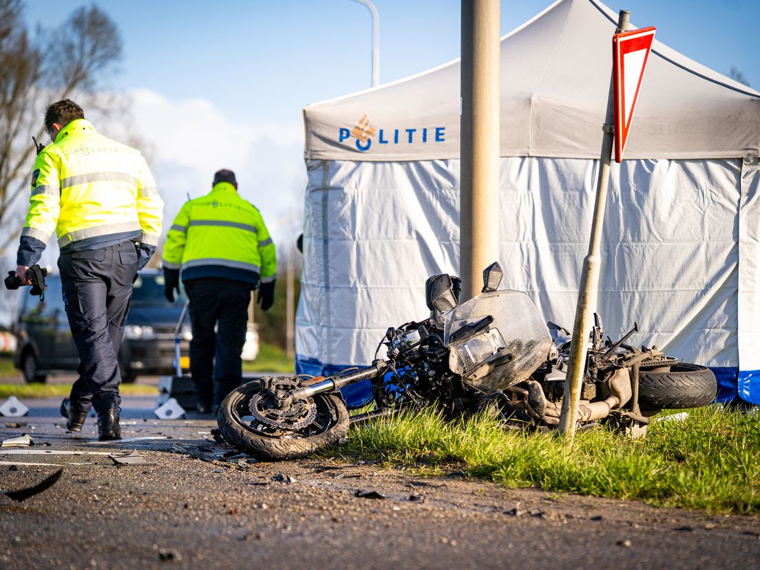 De motorrijder heeft de aanrijding op de Provincialeweg niet overleefd.