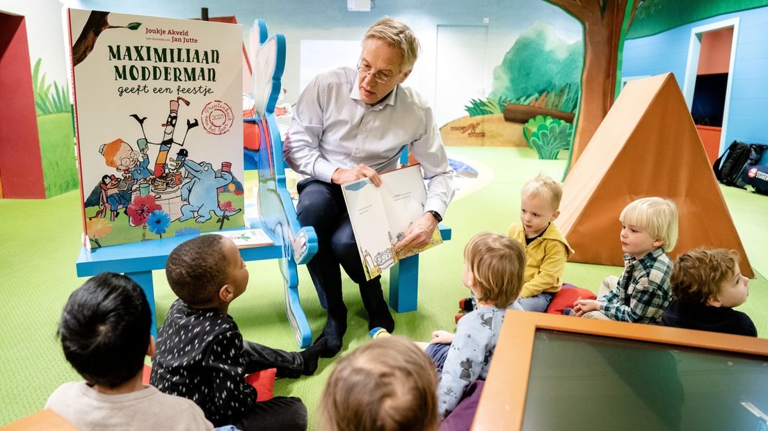Onderwijsminister Dijkgraaf tijdens het Nationale Voorleesontbijt vorig jaar bij het Kinderboekenmuseum in Den Haag