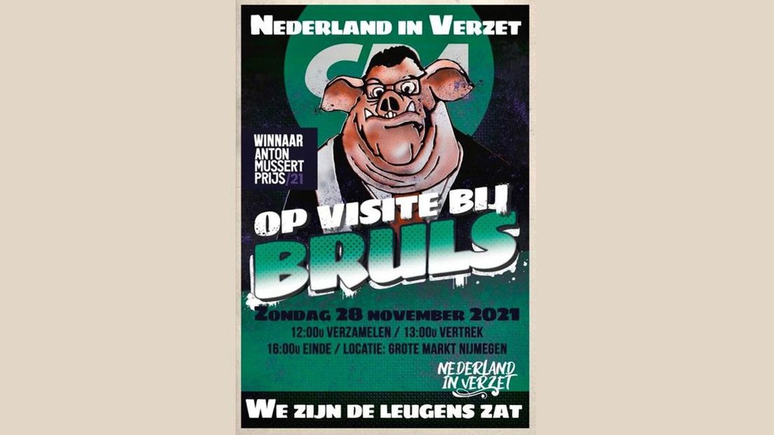 Op de poster van actiegroep Nederland in Verzet staat Bruls afgebeeld met een varkenskop.
