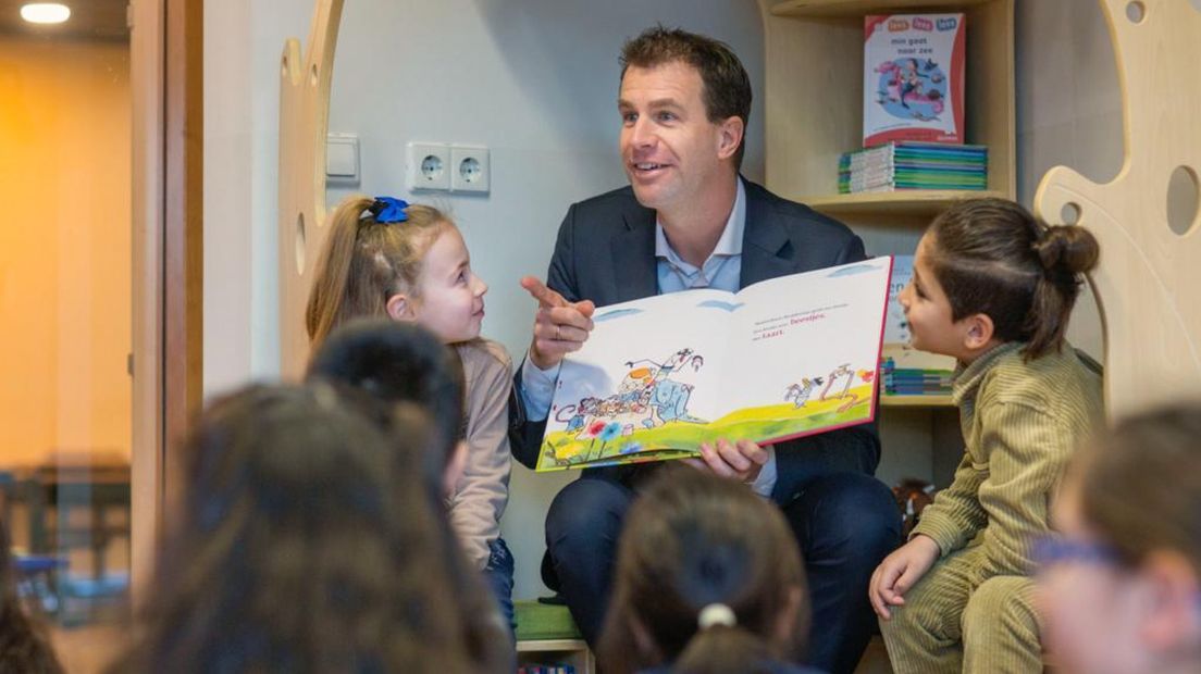 Wethouder Hilbert Bredemeijer (CDA) leest kinderen voor