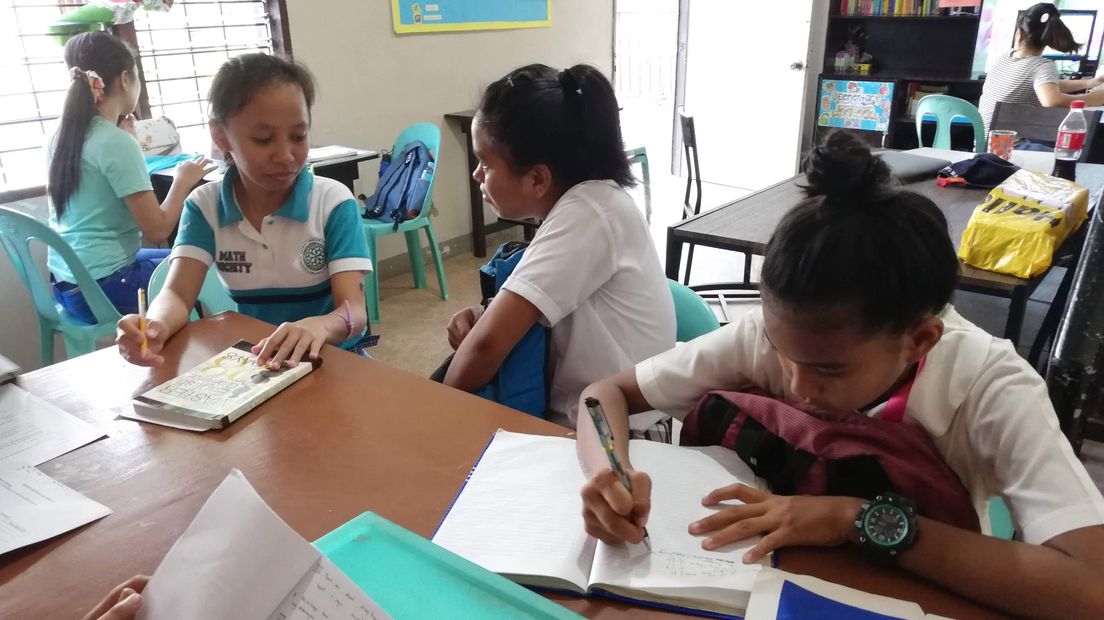 Kinderen maken hun huiswerk in het studiehuis van de stichting.