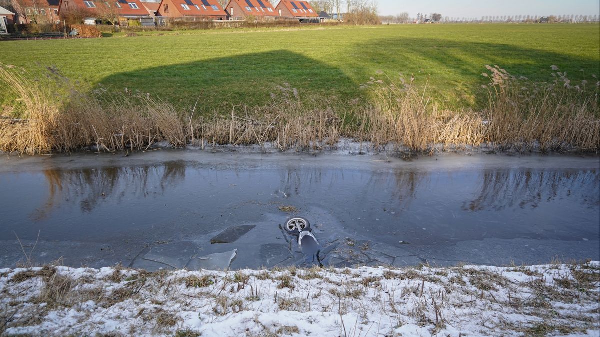 112-nieuws: Scootterrijder belandt in sloot na botsing in Ezinge